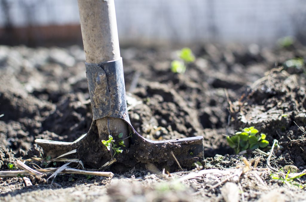 repairman-app-shovel-in-dirt